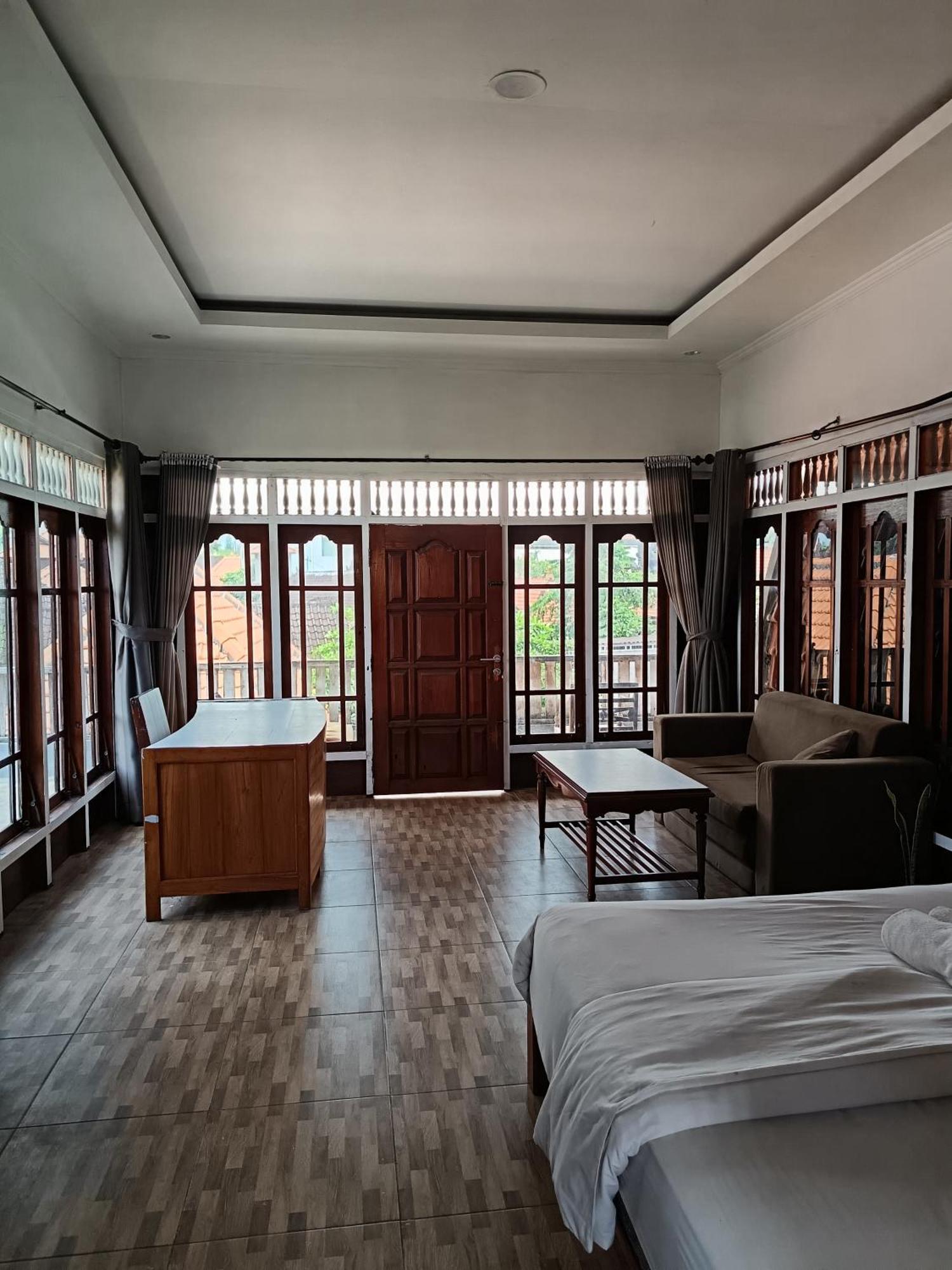 Urban Jungle House Bali Hotel Canggu  Exterior photo